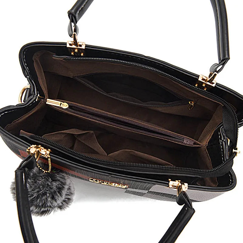 Bolso Bandolera de Piel Sintética - Con Pompón
